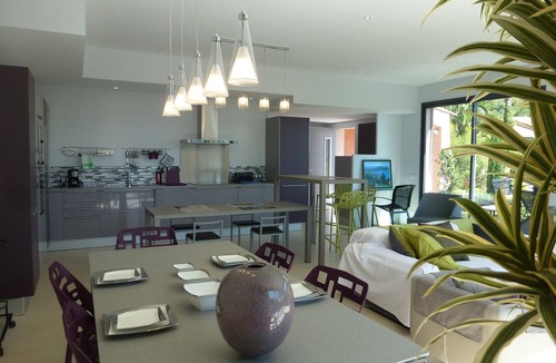Carqueiranne Villa | air-conditioned villa, heated swimming pool nestled in an exceptional park.