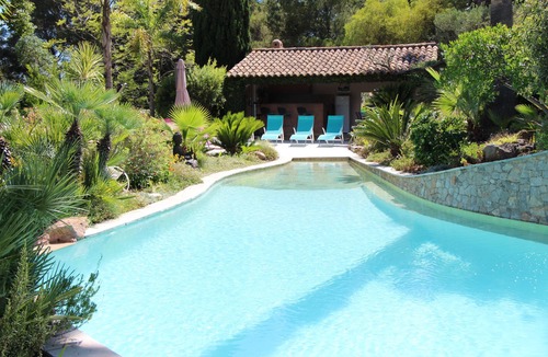 Carqueiranne Villa | air-conditioned villa, heated swimming pool nestled in an exceptional park.