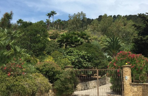 Carqueiranne Villa | air-conditioned villa, heated swimming pool nestled in an exceptional park.