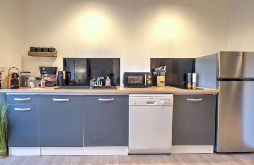 Saint-Cernin-de-Labarde Apartment | Apartment 'Les Hirondelles' with Private Terrace, Private Garden and Wi-Fi