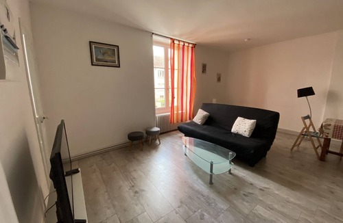 La Roche-Posay Apartment | Apartment 200m from Saint Roch Spa with Free Parking and WiFi