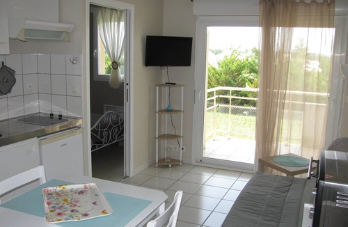 Jonzac Apartment | Apartment 800 m from the thermal baths 80 m Antilles JONZAC
