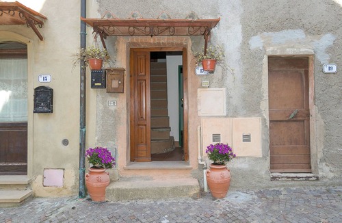 Bibbona Apartment | Apartment "Casina nel Borgo Antico" with Wi-Fi