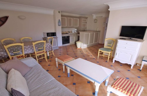 Sainte-Maxime City Centre Apartment | Apartment for 6 people – Swimming pool residence – Air conditioning – WiFi – Sainte.