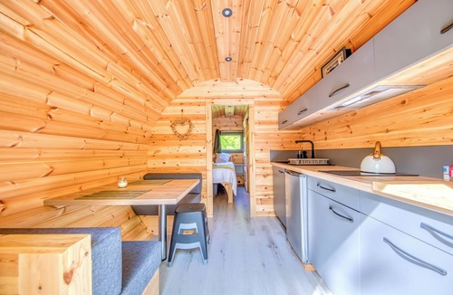 Saint-Vivien-de-Medoc Apartment | Apartment 'Ôtonneauxstress - Vigneron' with Private Terrace, Shared Garden and Wi-Fi