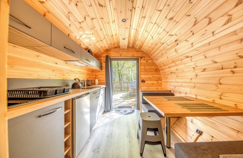Saint-Vivien-de-Medoc Apartment | Apartment 'Ôtonneauxstress - Vigneron' with Private Terrace, Shared Garden and Wi-Fi