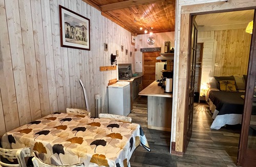 Gontaud Apartment | Apartment 'Gite Des Lys' with Wi-Fi