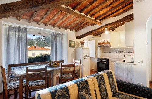 Ripa-Pozzi-Ponterosso Apartment | Apartment 'Appartamento In Versilia' with Shared Pool, Wi-Fi and Air Conditioning