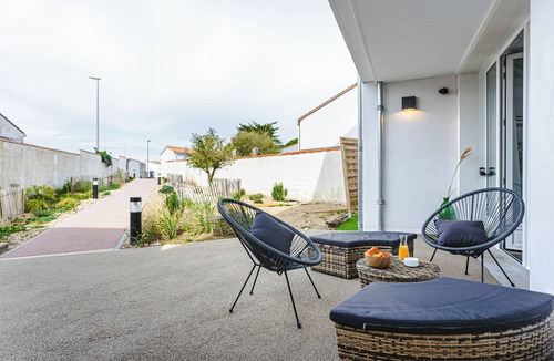 Rivedoux-Plage Apartment | Apartment 'La Dune, Appart Familial Vue Mer' with Sea View, Private Terrace and Wi-Fi