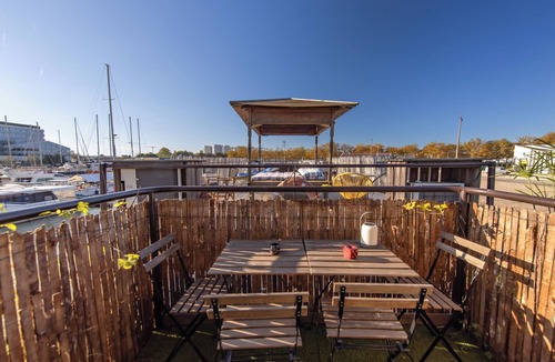 Bassins a Flot Apartment | Apartment 'Le Carre Du Marinier' with Lake View, Shared Terrace and Wi-Fi