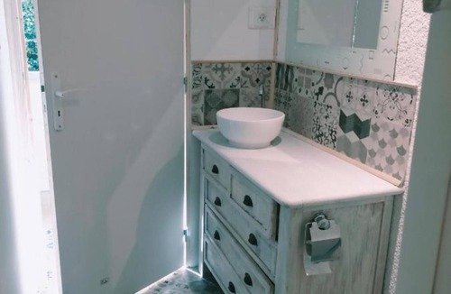 Aire-sur-l'Adour Apartment | Apartment "Les Marcheurs Blancs" with Shared Garden & Wi-Fi