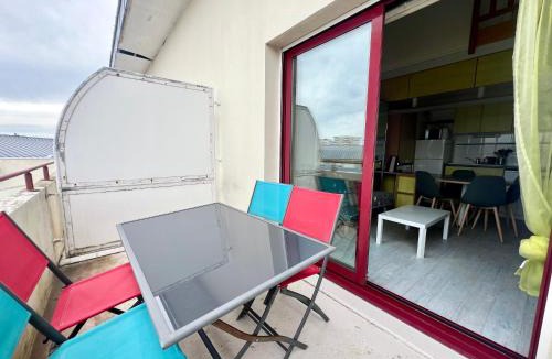 La Rochelle Apartment | Apartment with Balcony & Pool in La Rochelle