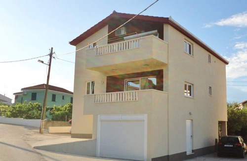 Slatine Apartment | Apartments Pero, (15034), Slatine, hr