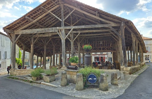 Villebois-Lavalette Apartment | Appart Firmin in touristic village 25mn D, angouleme