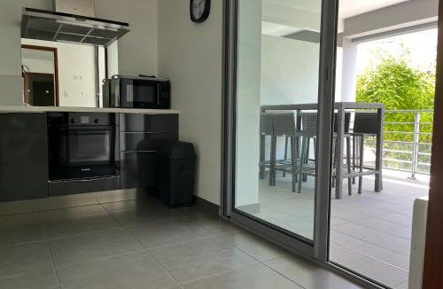 Royan Apartment | Appartement 3 étoiles à Royan, 2 pas de la plage, terrasse, parking, WiFi ! - FR-1-539-5