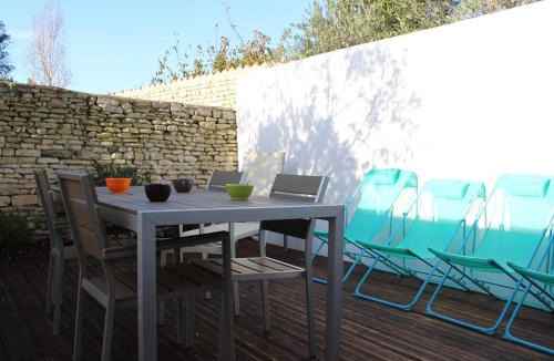 Saint-Martin-de-Re Apartment | Appartement 3 pièces, 4 couchages à St-Martin-de-Ré, accès direct au port, terrasse, parking et WiFi - FR-1-246C-12