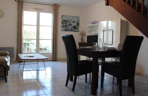 Saint-Martin-de-Re Apartment | Appartement 3 pièces, 4 couchages à St-Martin-de-Ré, accès direct au port, terrasse, parking et WiFi - FR-1-246C-12