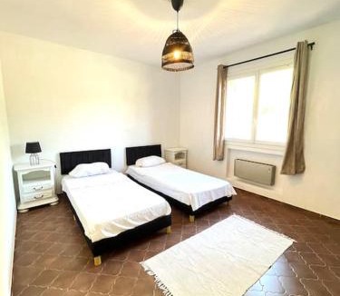 Rognac Apartment | Appartement de 2 à 6 personnes 3 chambres proche Aéroport Marseille Marignane -confortable - et tout équipé