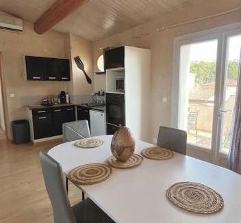 Rognac Apartment | Appartement de 2 à 6 personnes 3 chambres proche Aéroport Marseille Marignane -confortable - et tout équipé
