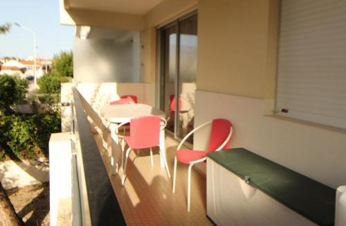 Royan Apartment | Appartement de 52 m² avec terrasse, proche plage, centre-ville et gare - parking, pour 3 pers. - FR-1-494-31