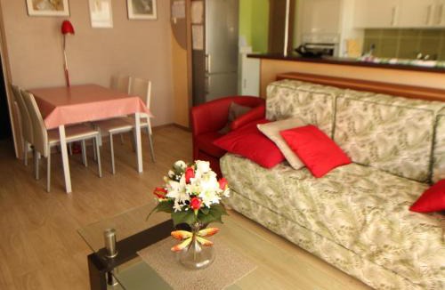 Royan Apartment | Appartement de 52 m² avec terrasse, proche plage, centre-ville et gare - parking, pour 3 pers. - FR-1-494-31