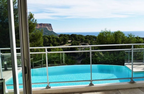 Cassis Apartment | Appartement en rdc de villa à Cassis , vue mer exceptionnelle, piscine chauffée