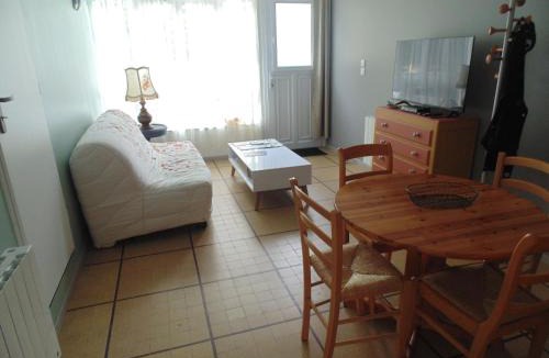 Royan Apartment | Appartement entièrement rénové avec Wifi tout à pied