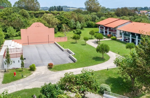 Saint-Jean-de-Luz Condo | Appartement Equipé Près de la Plage + Commerces | Accès Piscine Saisonnière