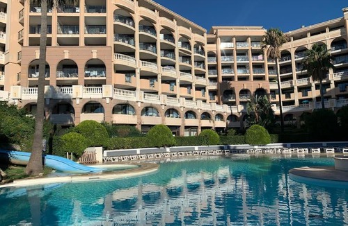 Cannes La Bocca Apartment | Appartement vue mer dans residence avec piscines
