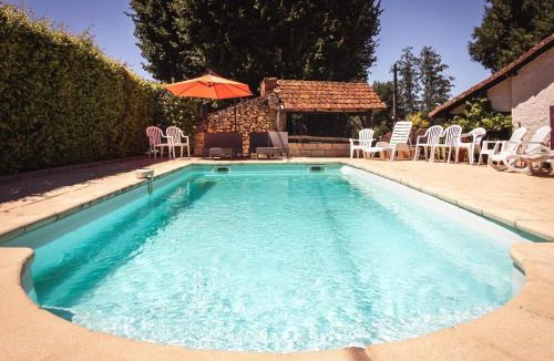 Vezac House | Appealing apartment in Vezac with swimming pool