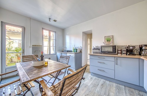 Lesparre-Medoc House | Arc-en-Ciel House in Lesparre-Médoc – 3 Bedrooms, Private Courtyard & Barbecue