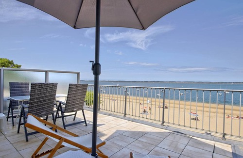 Arcachon Apartment | Arcachon Pereire - Seafront T2 with terrace and parking, direct beach access