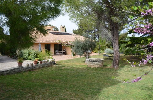 Chateauneuf-de-Gadagne House | Architect's Villa In The Heart Of The Vines Near Avignon