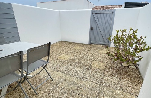 La Flotte Cottage | At the heart of FLEET IN RE, Gite for 2 people, private patio, private parking