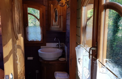 Bussac-Foret Bed & Breakfast | "AU BOIS CHERI" La Roulotte Gîte, Pool/Whirlpool