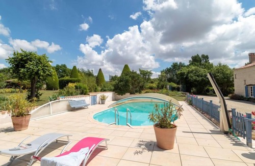 Mauze-sur-le-Mignon House | Au bord du canal by Interhome