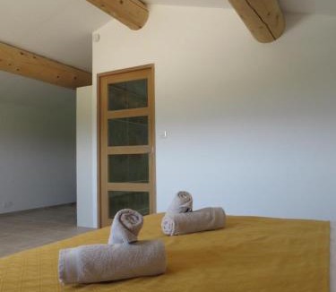 Cabrieres-d'Avignon Bed & Breakfast | Au calme face au Luberon