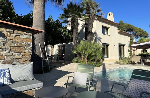 Toulon - Hyeres House | BEACH on foot! at 50 meters. Very beautiful villa. Pool & palm trees. Almanarre
