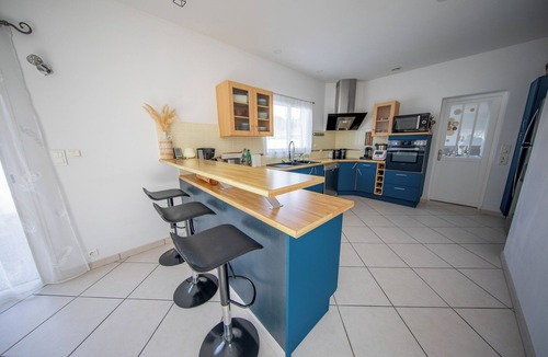 Saint-Medard-en-Jalles Villa | Beautiful house with large garden for 8 people with heated swimming pool