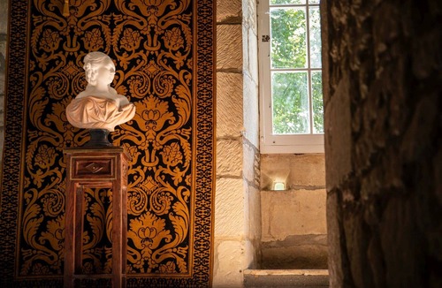 Laussou House | Beautiful 12th century castle in lush green valley