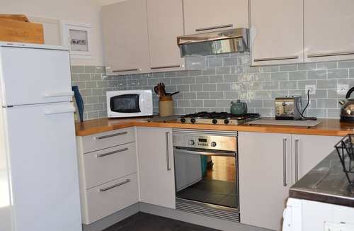 Crazannes Cottage | Beautiful 2 bedroom cottage 5 minutes from the River Charente