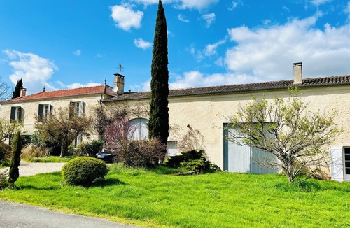 Loubens Cottage | Beautiful gite set among vineyards with hot tub and use of heated swimming pool