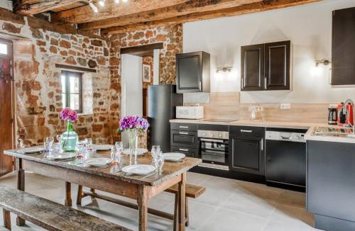 Teillots House | Beautiful holiday home with pool in Teillots
