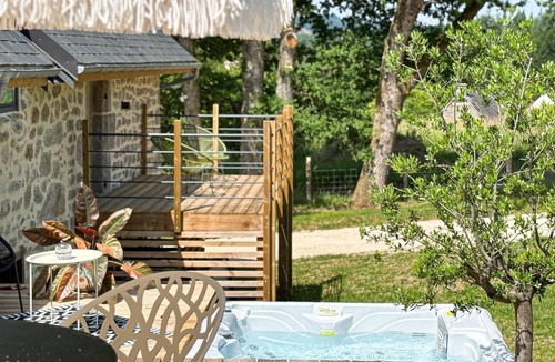 Alleyrat House | Beautiful home in Alleyrat with WiFi