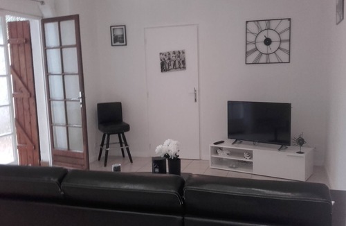 Dufau-Tourasse Apartment | Beautiful refurbished apartment, 4 people. Close to all amenities Pau on foot