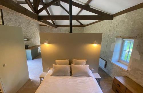 Bourg-Charente Apartment | Beautiful riverside boathouse