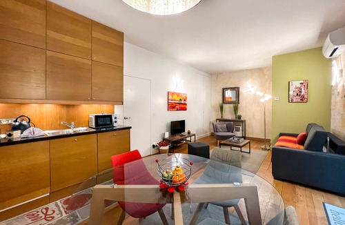 Bordeaux City Centre Apartment | Beautiful stone flat for 4 in the Rue des Antiquaires