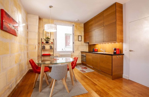 Bordeaux City Centre Apartment | Beautiful stone flat for 4 in the Rue des Antiquaires