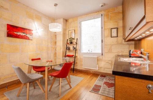 Bordeaux City Centre Apartment | Beautiful stone flat for 4 in the Rue des Antiquaires
