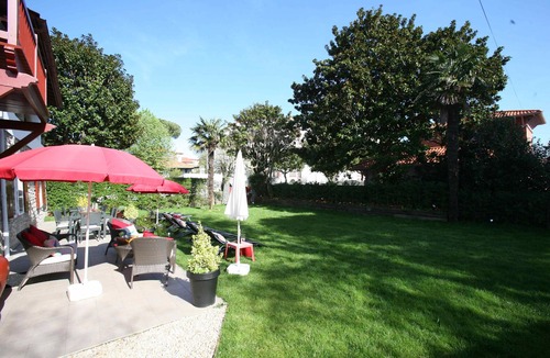 Hendaye House | Beautiful Villa , 300 m to beach, 12-14 persons, view to bay, garden and parking
